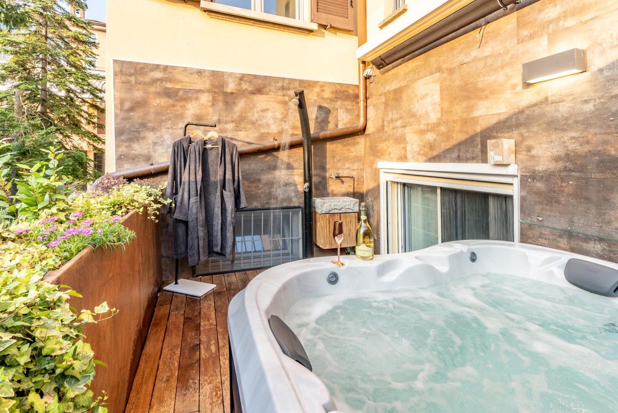 Luxe & Central Haven - Jacuzzi, Sauna, Steam, Private Parking Como Bagian luar foto