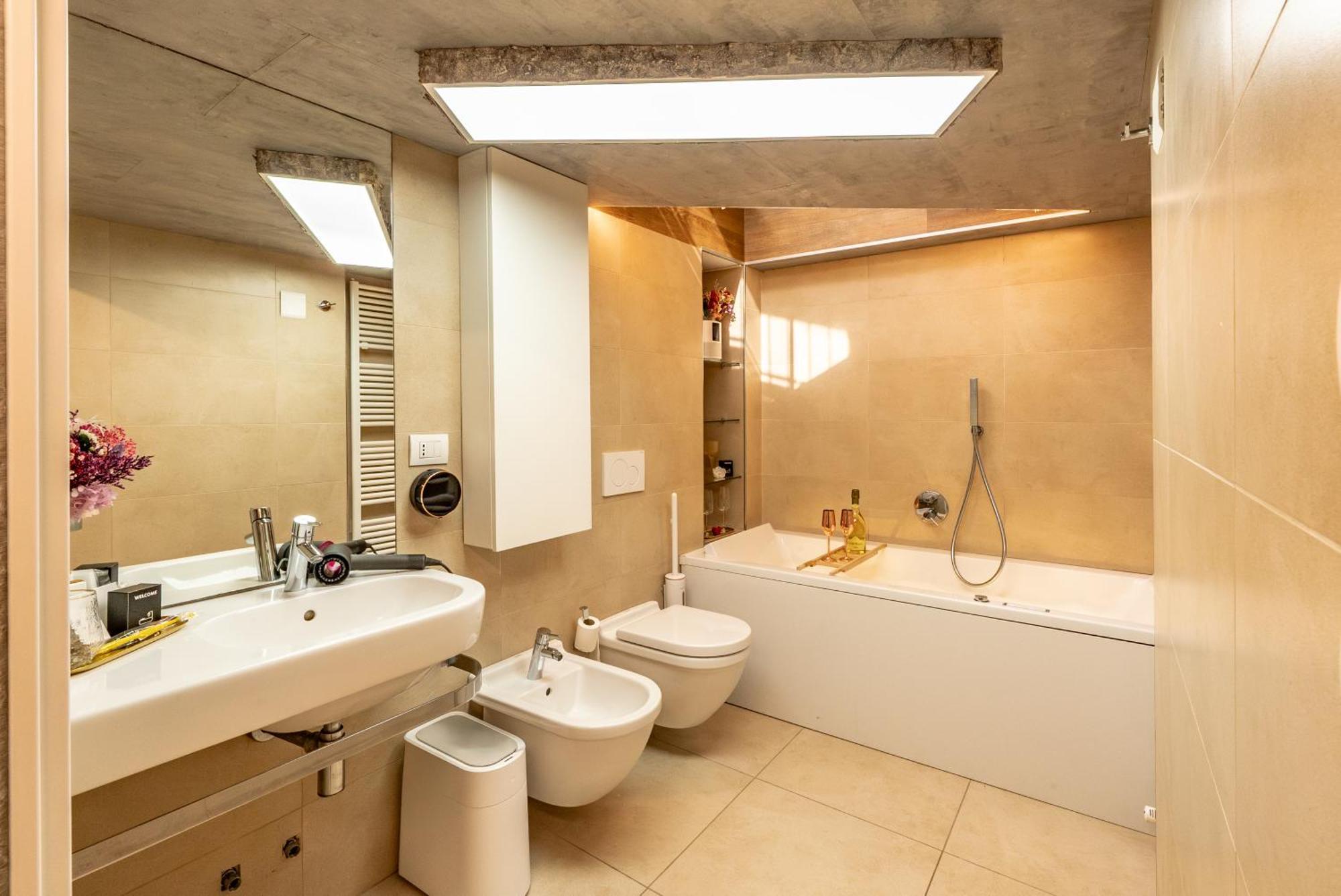 Luxe & Central Haven - Jacuzzi, Sauna, Steam, Private Parking Como Bagian luar foto